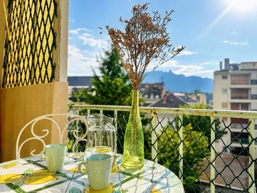 Balcon fleuri d'un logement géré par Smile