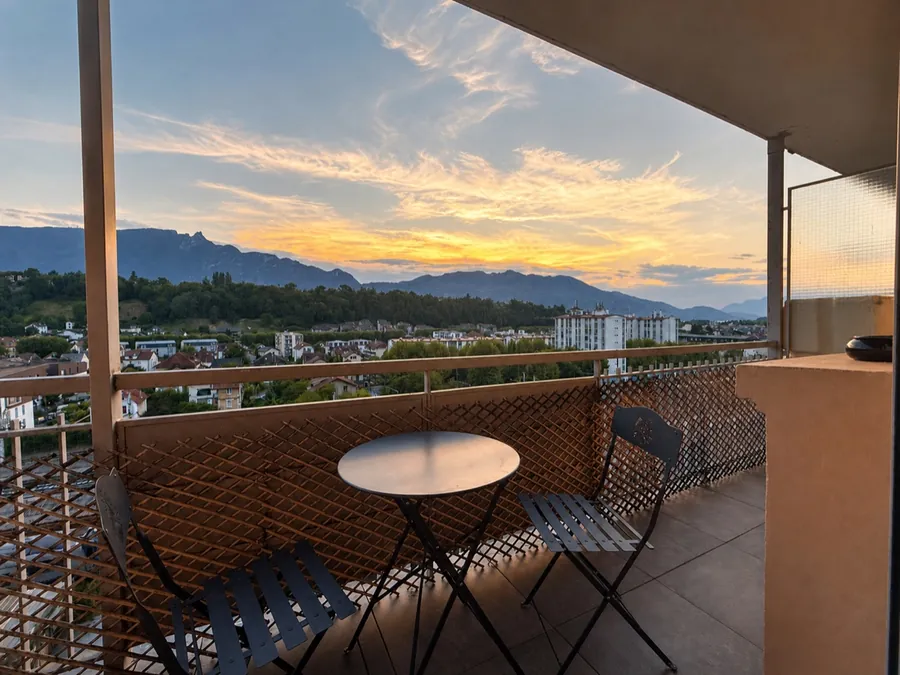 Balcon du Suffren au coucher du soleil face aux montagnes